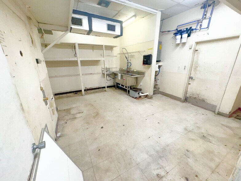 More Photos Of 938 W Colonial Dr, Orlando Freestanding For Lease