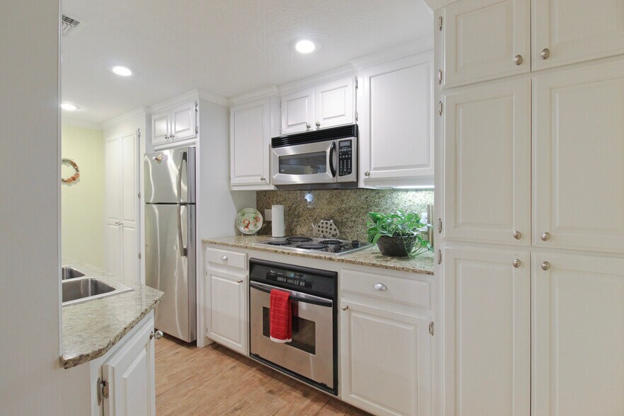 More Photos Of 101 Runnels St, De Kalb Lodge Meeting Hall For Sale