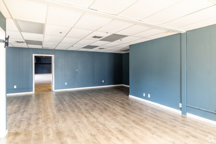 More Photos Of 1415 S Elm St, High Point Warehouse For Sale