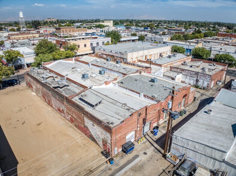 More Photos Of 137 N L St, Dinuba Storefront Retail Residential For Sale