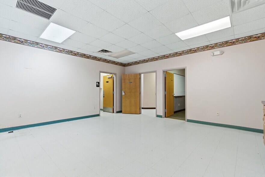 More Photos Of 1612 N Osteopathy, Kirksville Office For Sale