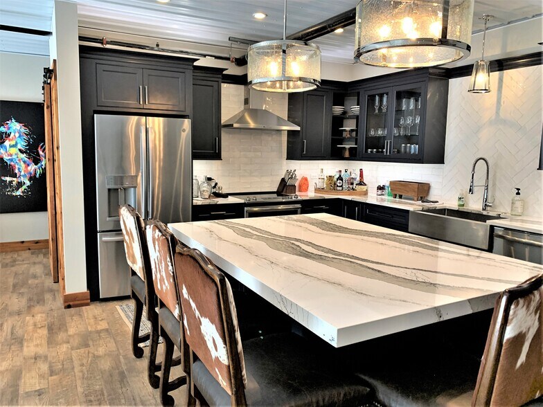 More Photos Of 2108-2260 Ferry Rd, Naperville Showroom For Sale
