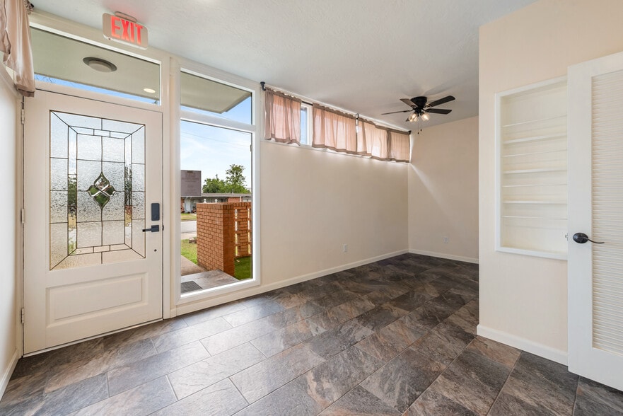 More Photos Of 601 Mary Lake Dr, Bryan Office Residential For Lease