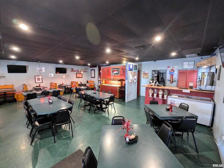 More Photos Of 110 E Knoxville St, Brimfield Restaurant For Sale
