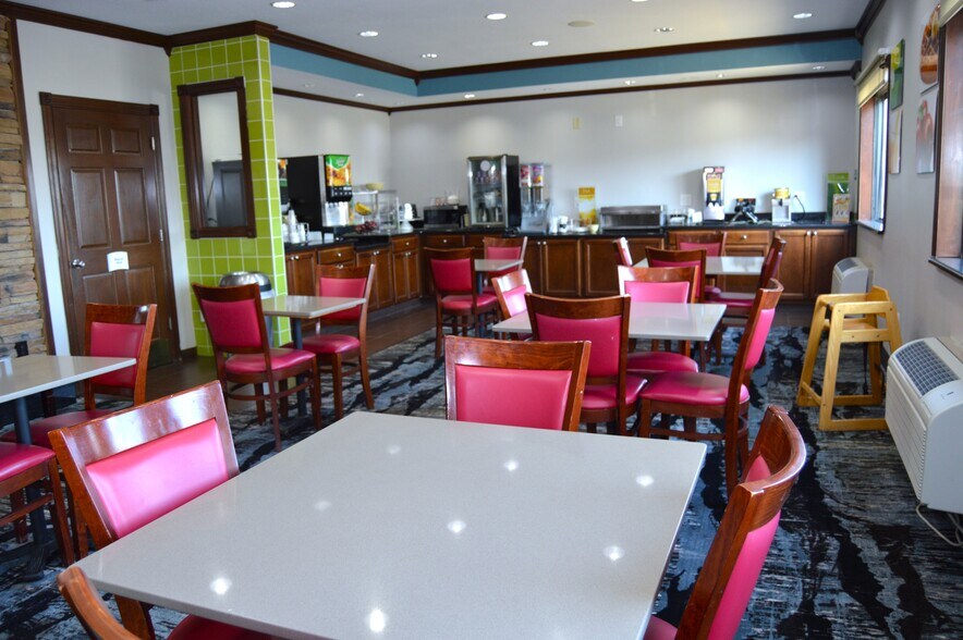 More Photos Of 209 W 9th St, Coralville Hotel For Sale