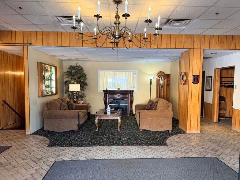 More Photos Of 415 N Gary Ave, Carol Stream Freestanding For Sale