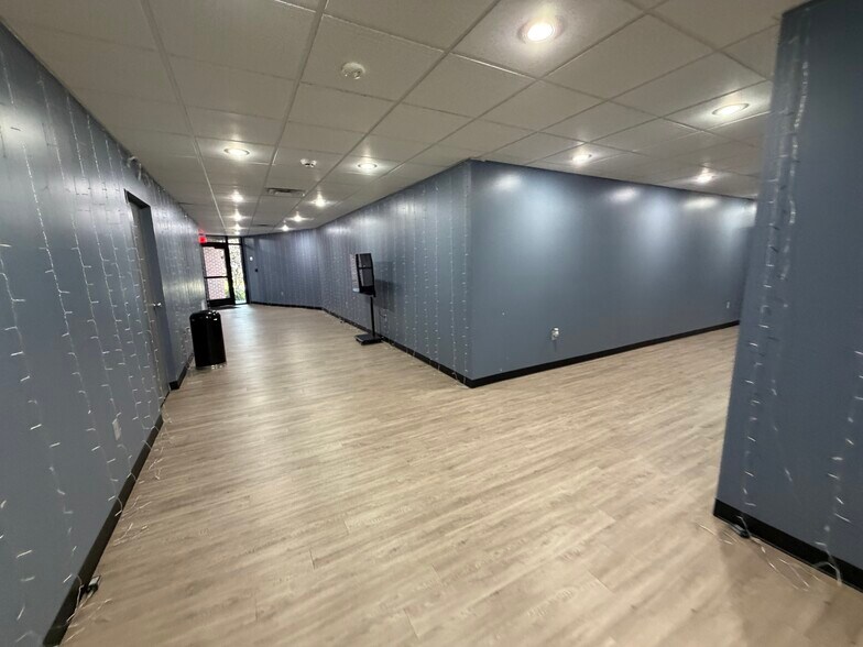 More Photos Of 516 Adams St, Mason Flex For Sale
