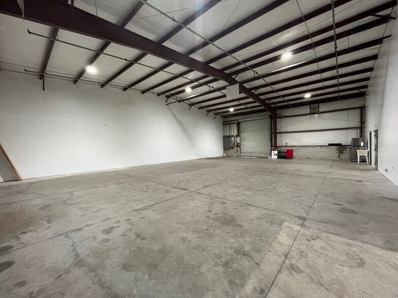 More Photos Of 3748 Ironbridge Blvd, Fort Myers Manufacturing For Sale