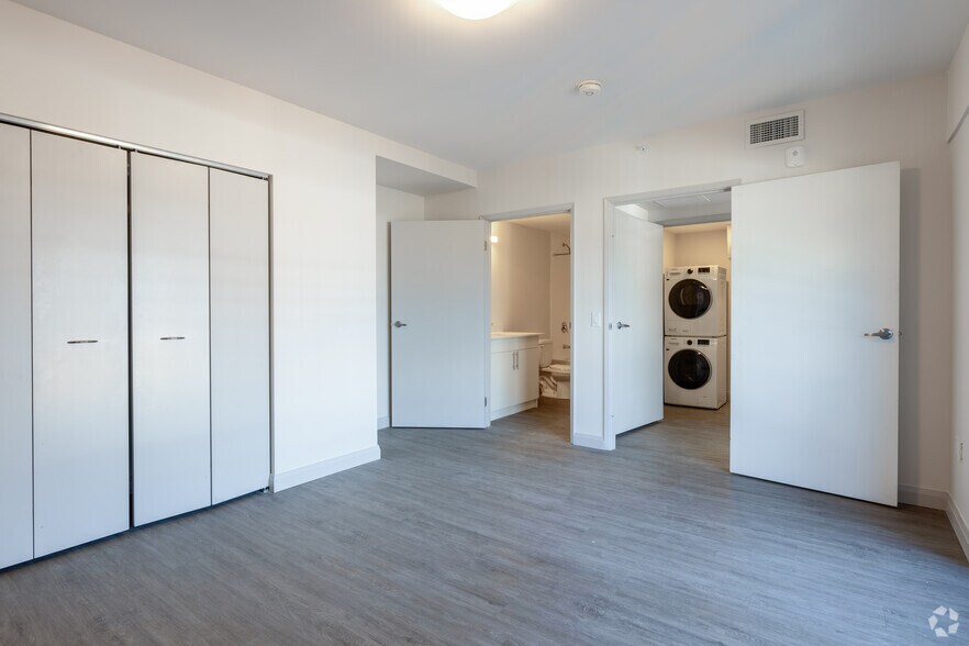 More Photos Of 16 Queen St W, Cambridge Apartments For Lease