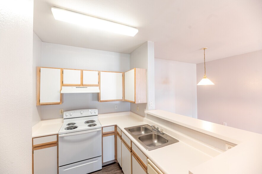 More Photos Of 300 Madison Ave, Childress Apartments For Sale