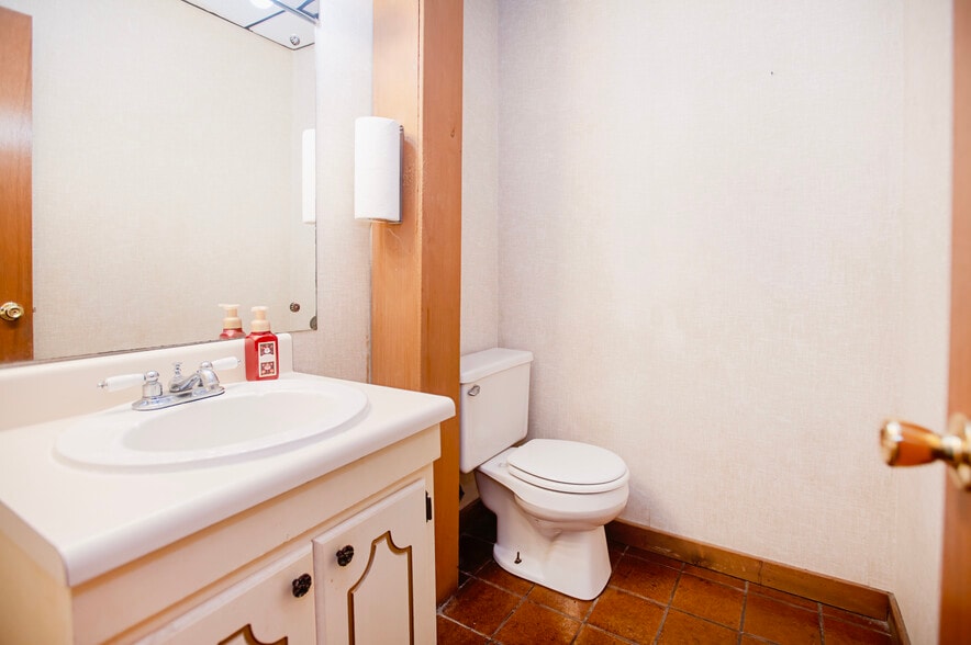 More Photos Of 401 Hillcrest St, Clinton Office For Sale