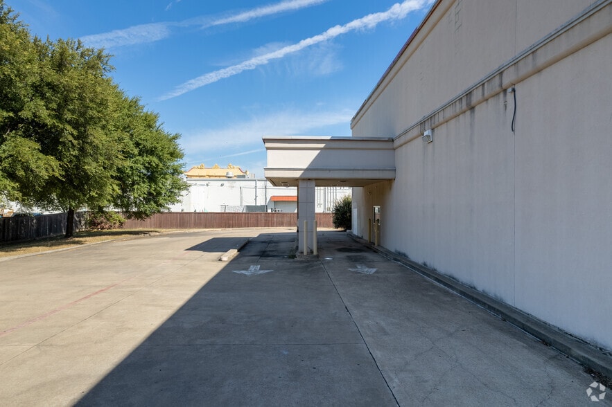 More Photos Of 1811 E Arkansas Ln, Arlington Freestanding For Sale