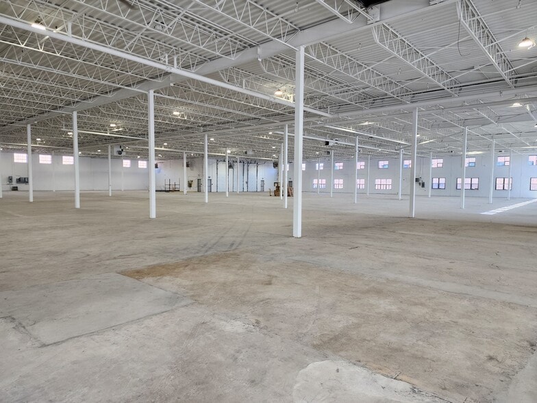 More Photos Of 5655-5695 Rue Ferrier, Mont-Royal Warehouse For Sale