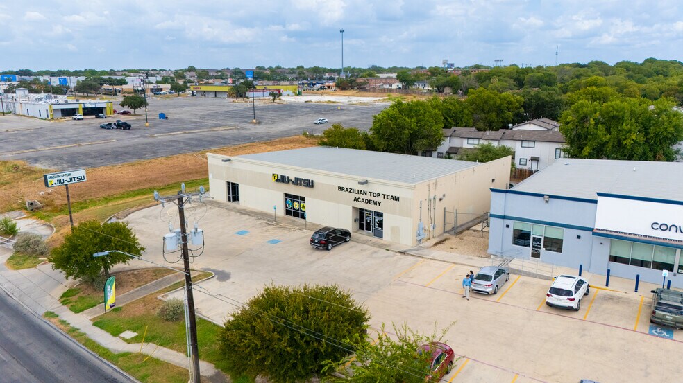 More Photos Of 4447 Thousand Oaks, San Antonio Freestanding For Sale