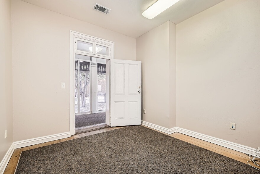 More Photos Of 228 S Seguin Ave, New Braunfels Office For Lease