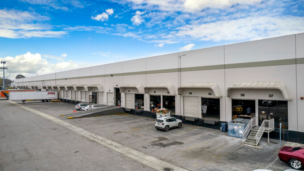 More Photos Of 550-560 E Trimble Rd, San Jose Warehouse For Lease