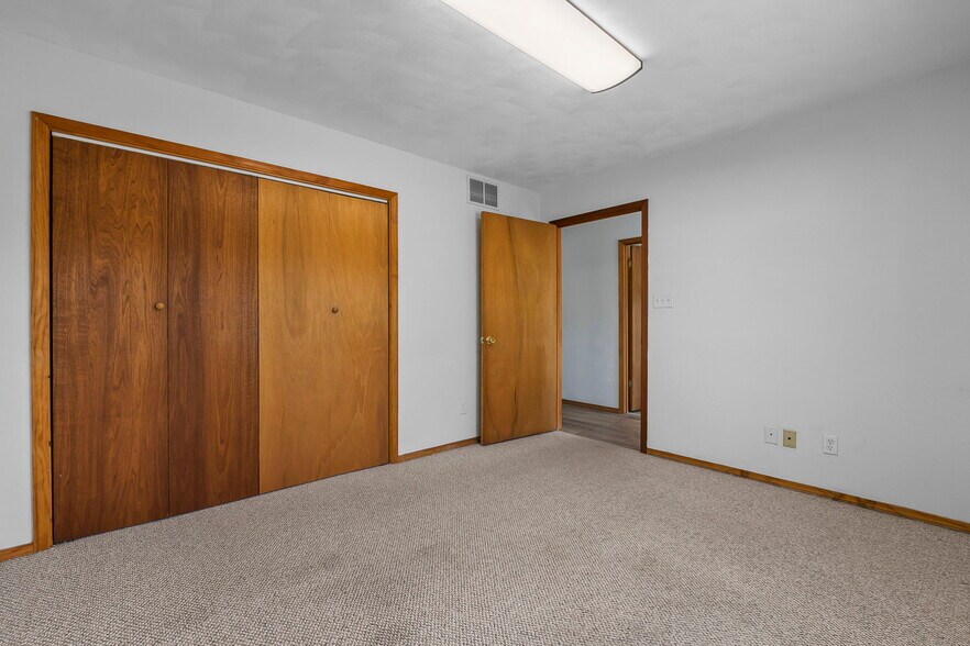 More Photos Of 407 W Saint Joseph St, Perryville Office For Sale