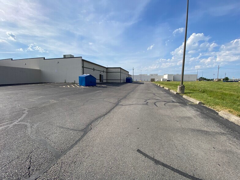 More Photos Of 122 W George E Phelps Blvd, Carthage General Retail For Lease