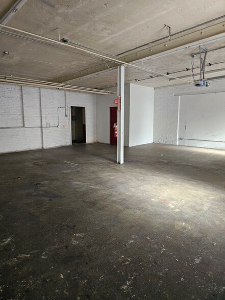 More Photos Of 6415 N Ravenswood Ave, Chicago Manufacturing For Lease
