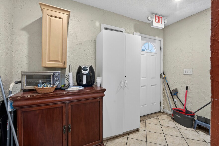 More Photos Of 4849 Mercer University Dr, Macon-Bibb Storefront For Sale