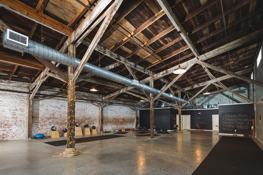 More Photos Of 160 Tracy St, Athens Flex For Lease