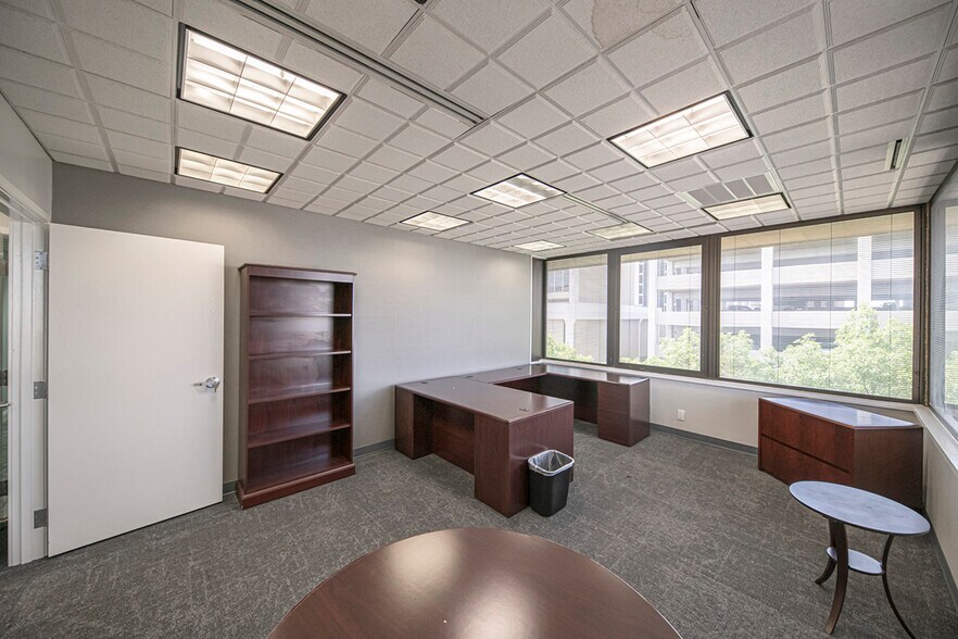 More Photos Of 125 W Missouri Ave, Midland Office For Sale