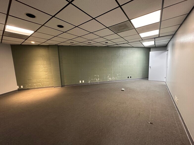 More Photos Of 2070 Floyd St, Burbank Light Manufacturing For Lease