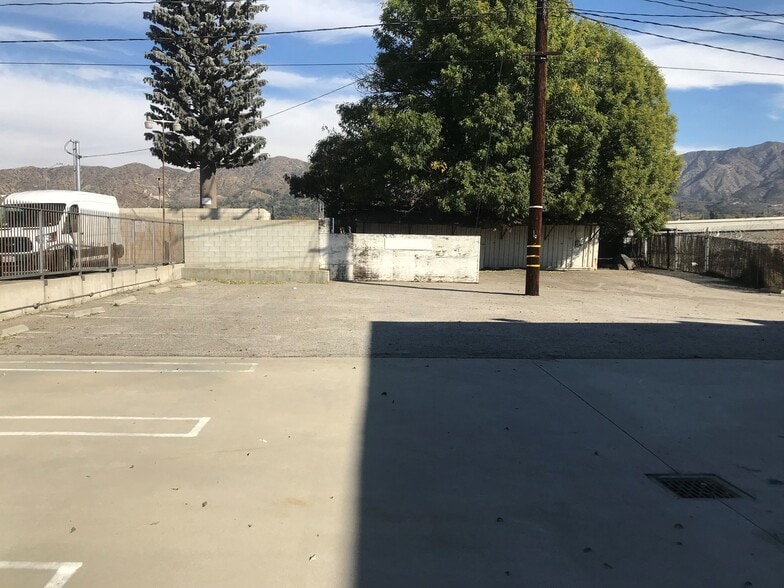 More Photos Of 1036 N Lake St, Burbank Service For Lease