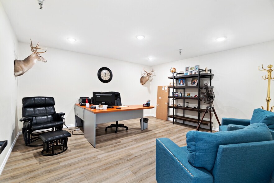 More Photos Of 3790 Lamar Ave, Paris Warehouse For Sale