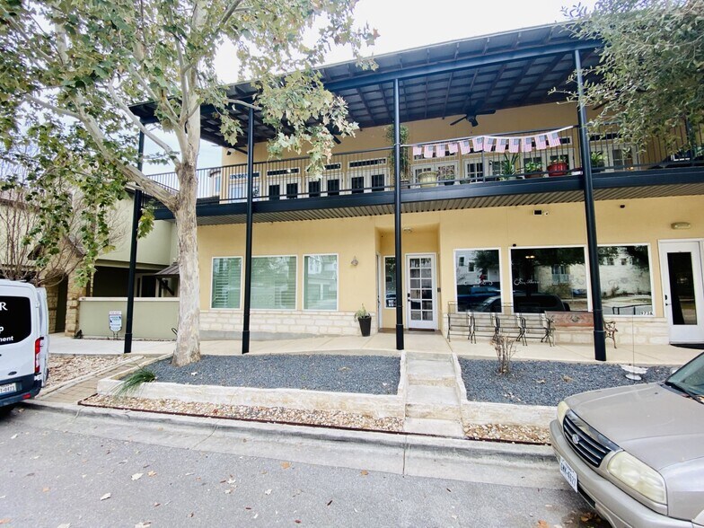 More Photos Of 967 Academy, New Braunfels Office For Lease