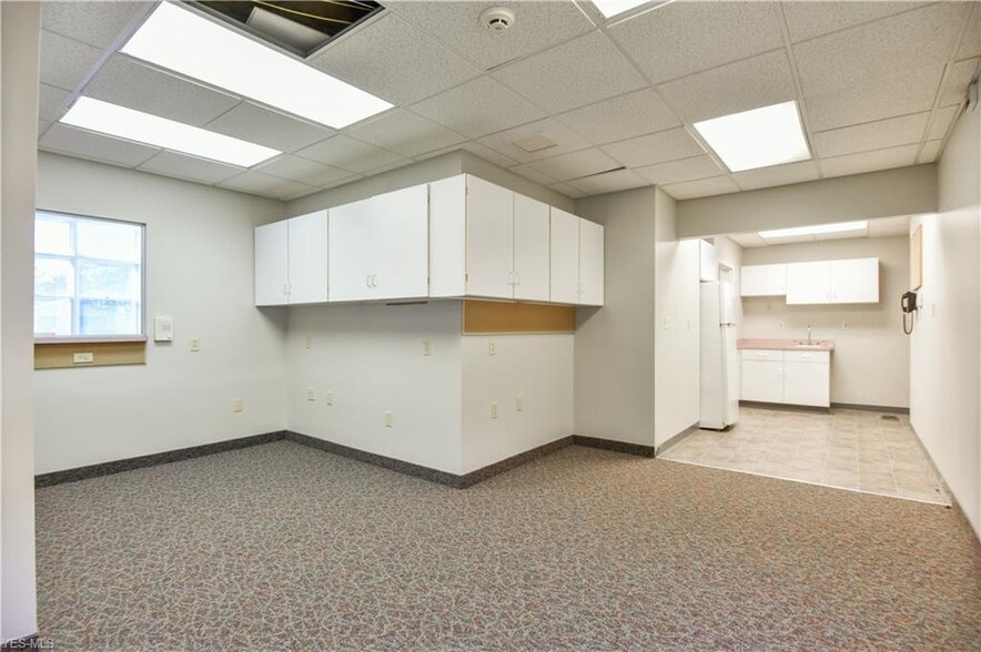 More Photos Of 8790 E Market St, Warren Medical For Sale