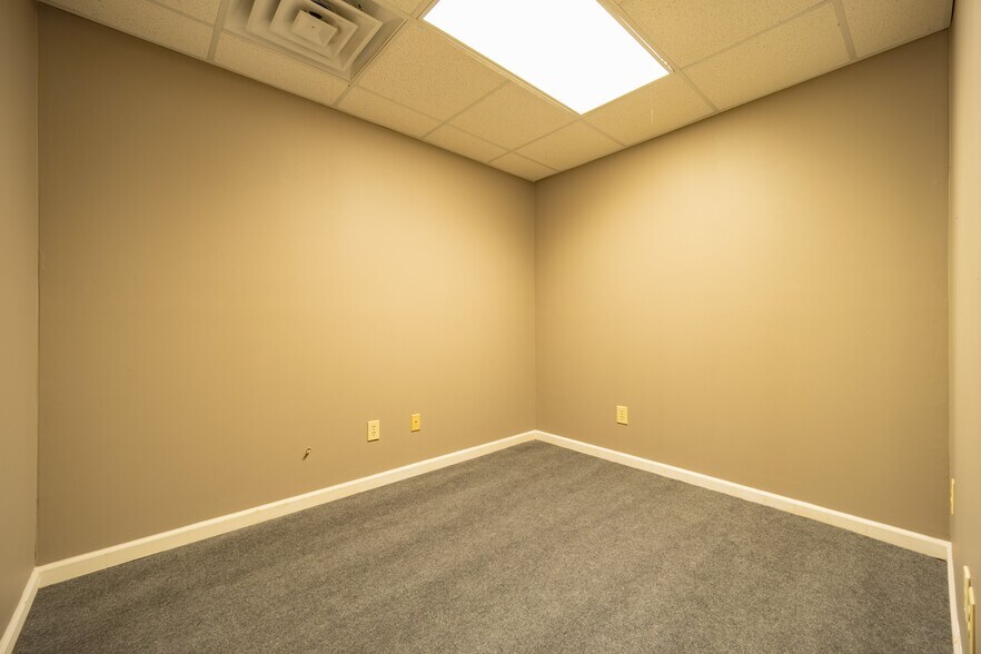 More Photos Of 555 Columbia Dr, Carrollton Office For Lease
