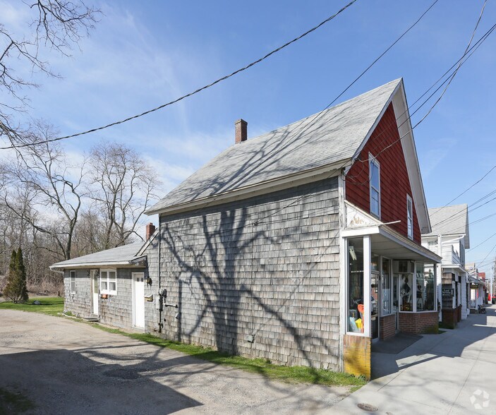 More Photos Of 320 Main St, Center Moriches Storefront Retail Residential For Lease