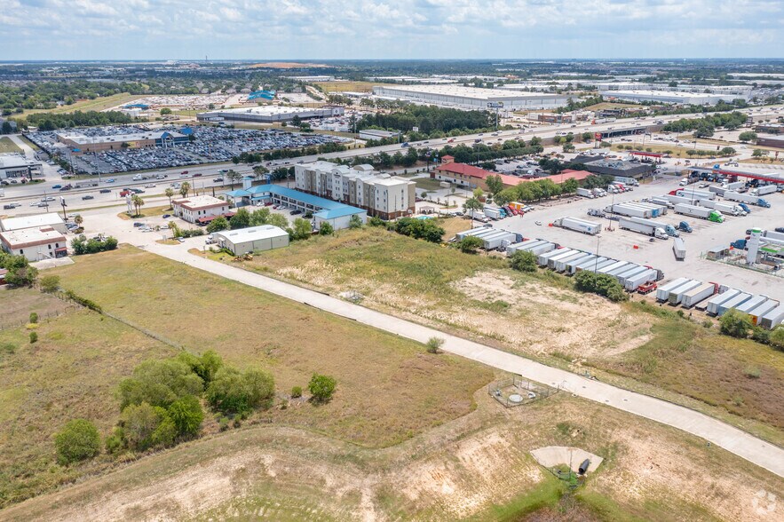 More Photos Of 16217 North Fwy, Houston Unknown For Lease