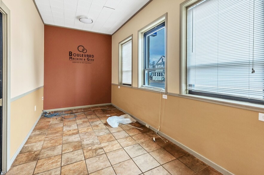 More Photos Of 785 Page Blvd, Springfield Light Manufacturing For Lease