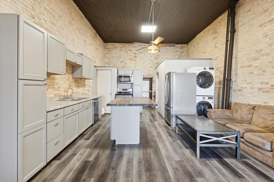 More Photos Of 1017 Washington Ave, Bay City Storefront Retail Residential For Sale