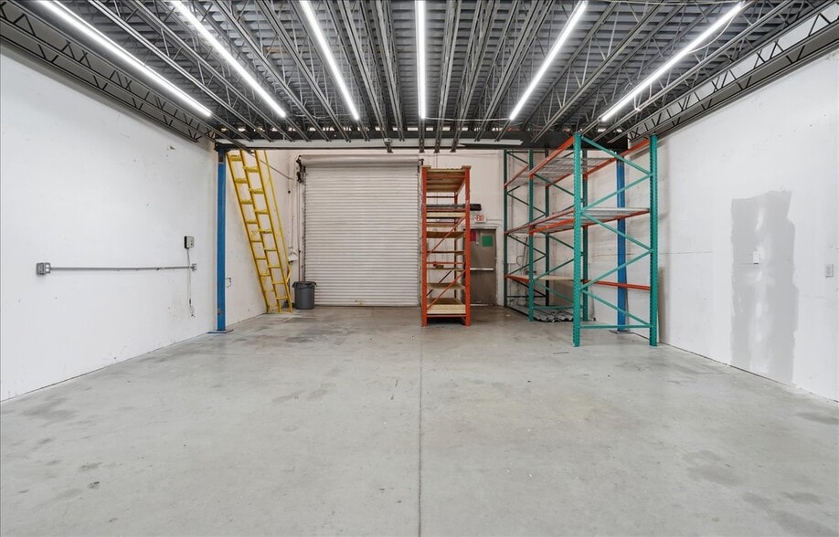 More Photos Of 6321 Porter Rd, Sarasota Light Manufacturing For Lease