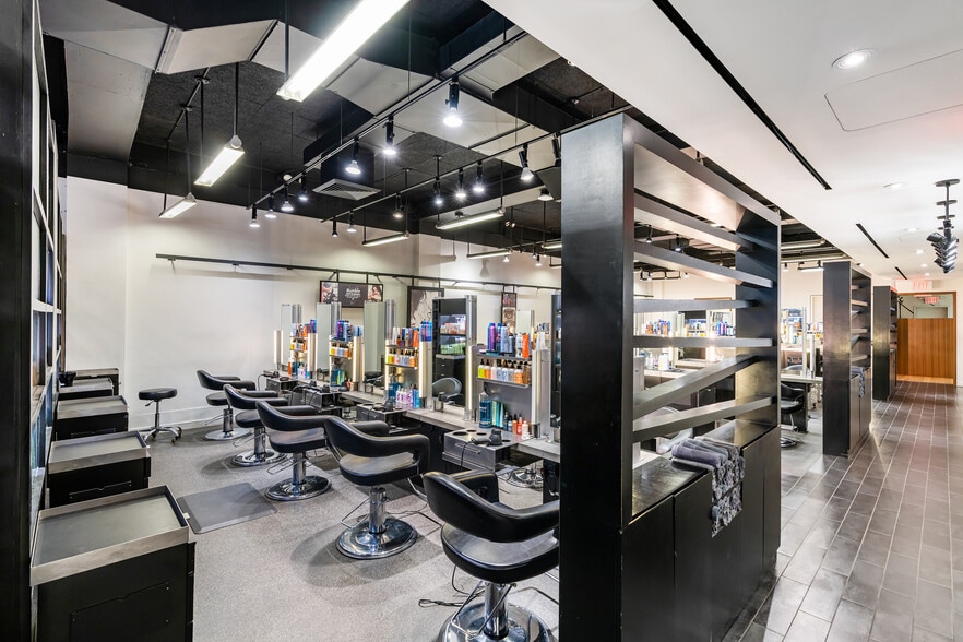 More Photos Of 146 E 56th St, New York Storefront For Lease