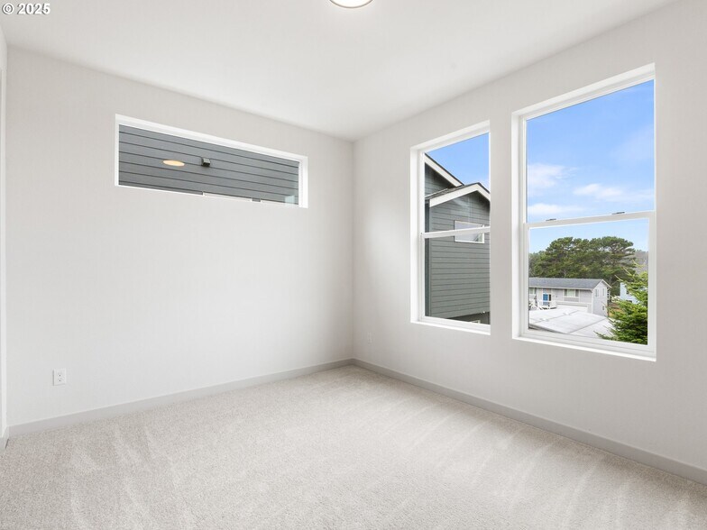 More Photos Of 305 Jetty ave, Lincoln City Multifamily For Sale