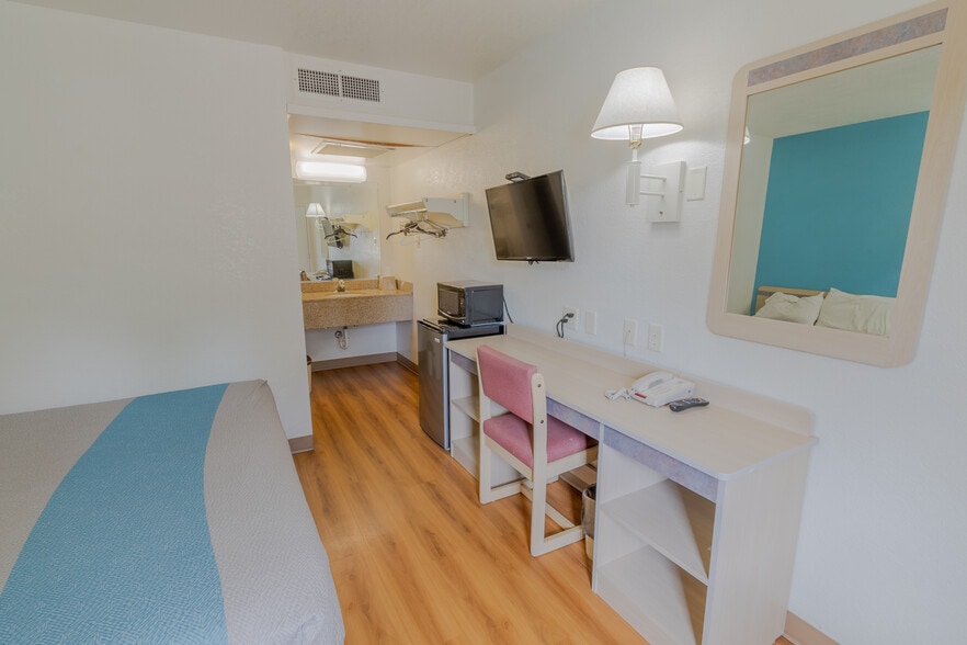 More Photos Of 1309 S Ohlman St, Mitchell Hotel For Sale