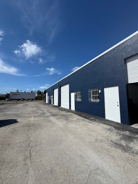 More Photos Of 2323 Bruner Ln, Fort Myers Warehouse For Lease