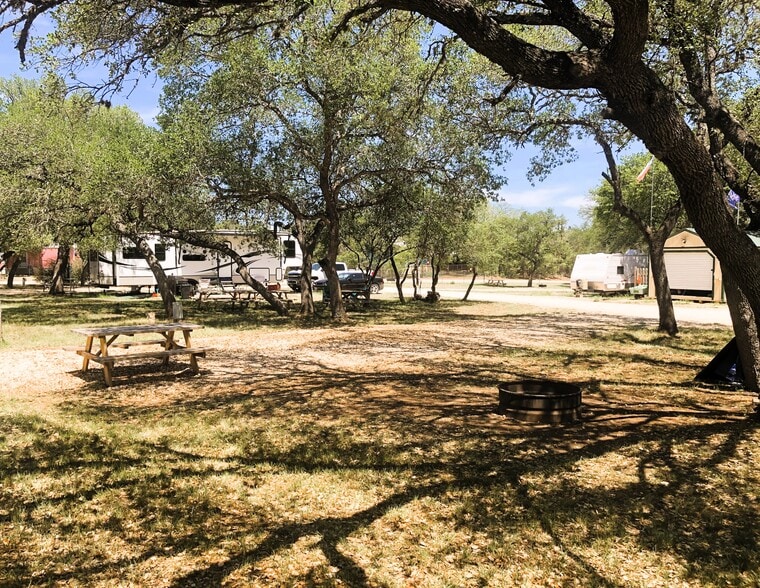 More Photos Of 605 Lakeshore Ln, Bandera Manufactured Housing Mobile Home Park For Sale