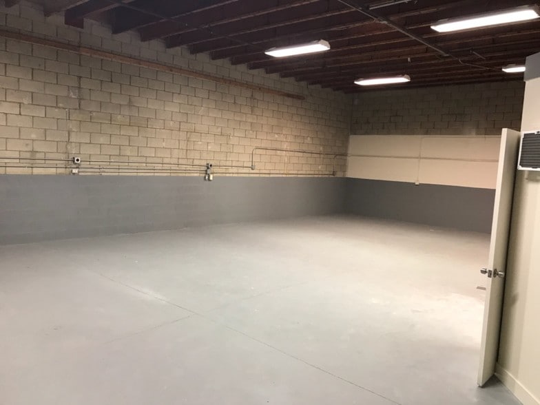 More Photos Of 817-873 W 9th St, San Jacinto Warehouse For Lease
