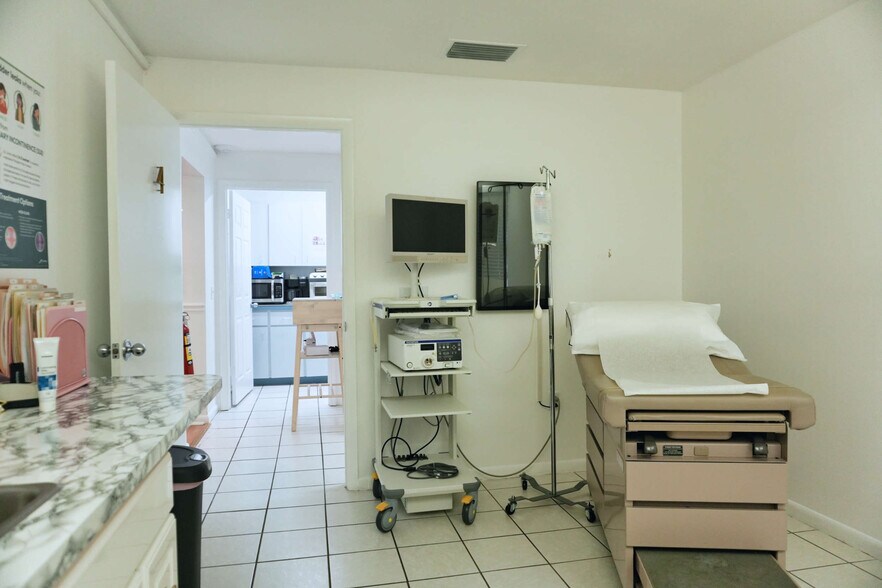 More Photos Of 1617 S Tuttle Ave, Sarasota Medical For Sale