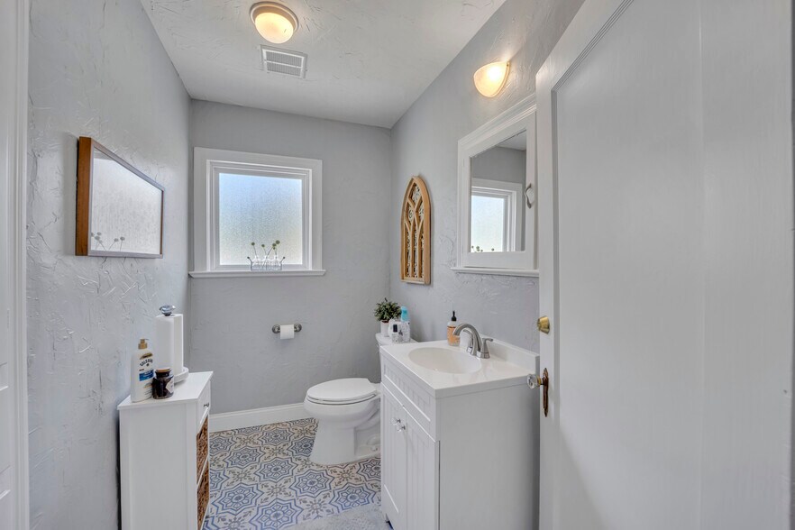 More Photos Of 1500 W Abram St, Arlington Medical For Lease