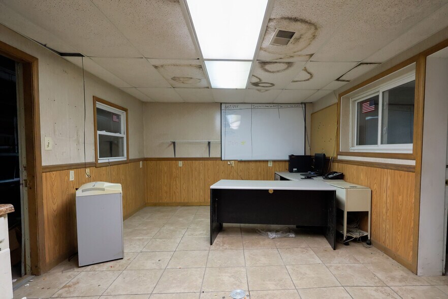 More Photos Of 11830 Shaver Rd, Schoolcraft Office For Sale