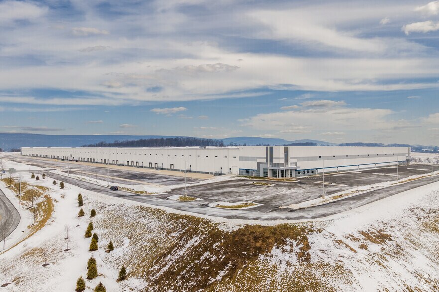 More Photos Of 29 Ludwig Ct, Shoemakersville Distribution For Lease