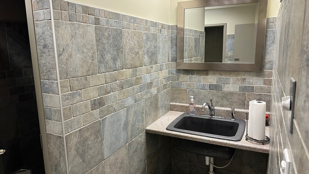 More Photos Of 100 Windermere Ave, Ellington Warehouse For Lease