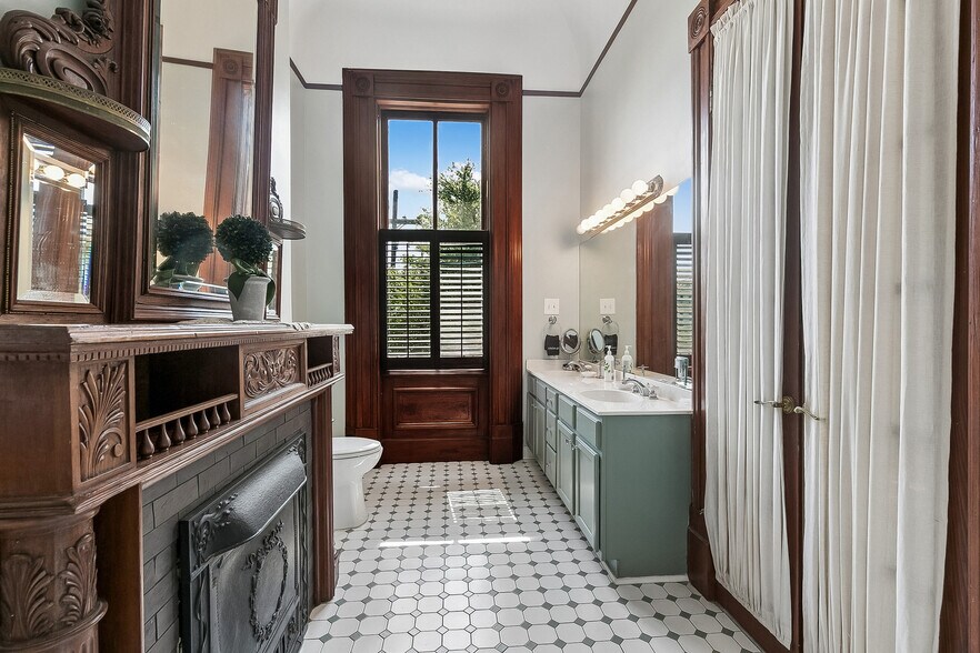More Photos Of 2727 Saint Charles Ave, New Orleans General Retail For Sale
