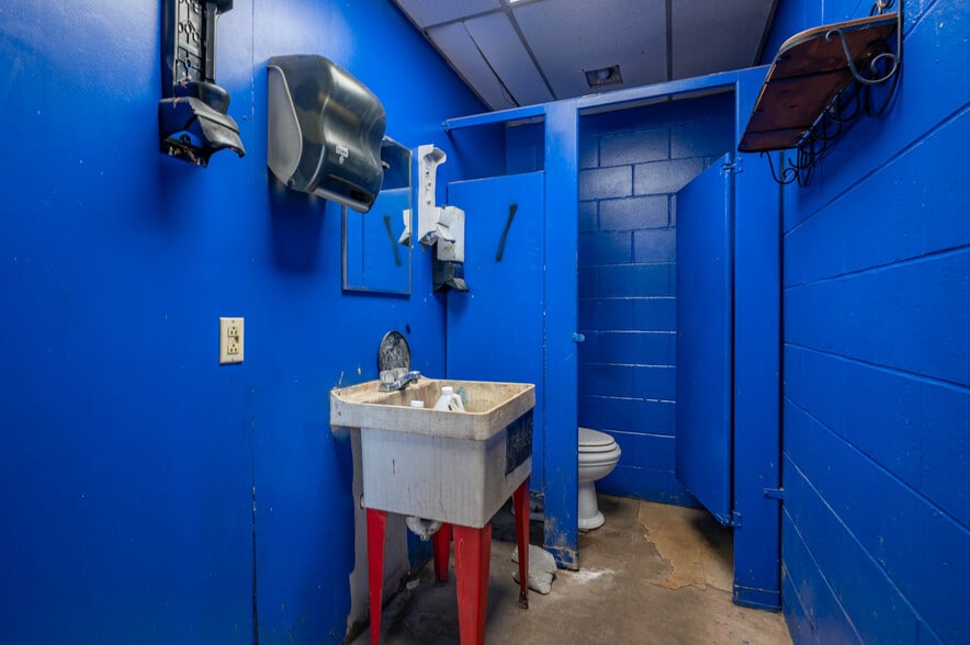 More Photos Of 386 Daniel Webster Hwy, Merrimack Auto Repair For Sale